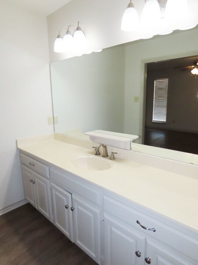 Building Photo - Whitehouse ISD! Beautifully Updated 3 Bedroom, 2 Bath Home