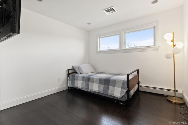 Building Photo - 20 Primrose St