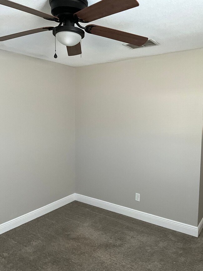 Building Photo - Gorgeous and Beautifully Maintained 3/2 Home on Close to an Acre