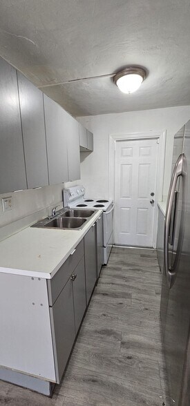 Building Photo - 1715 NW 8th Ct