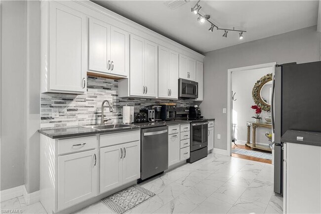 Building Photo - 8310 Big Acorn Cir