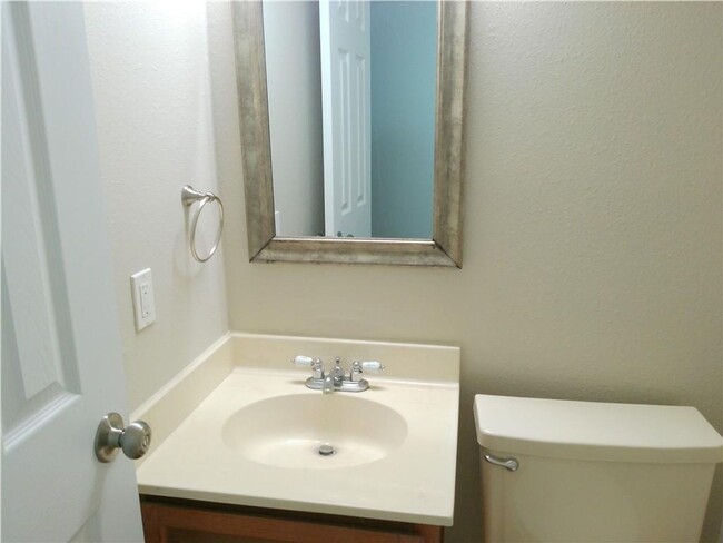 Building Photo - 2725 Santa Fe Unit D - 2/Bed 2.5/Bath - $1...