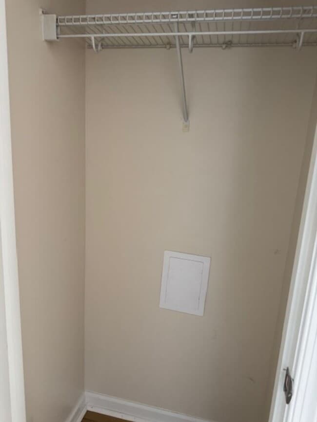 Building Photo - Renovated Townhouse in The Pinnacle Subdivision