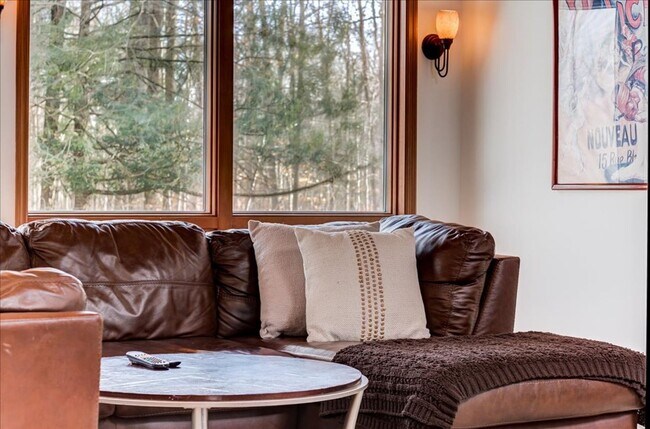 Building Photo - 441 Burlingham Rd