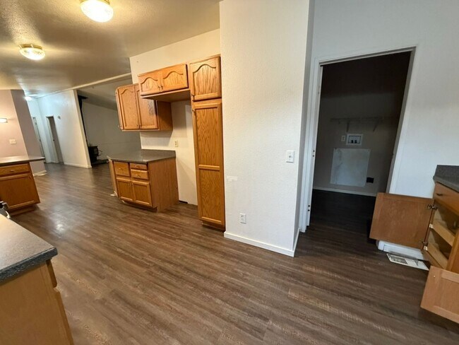 Building Photo - Large 3 Bedroom with Shop