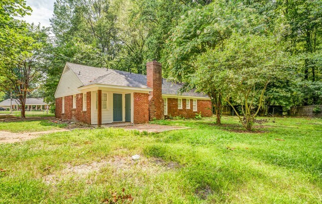 Building Photo - 4036 N Lake Forest Dr