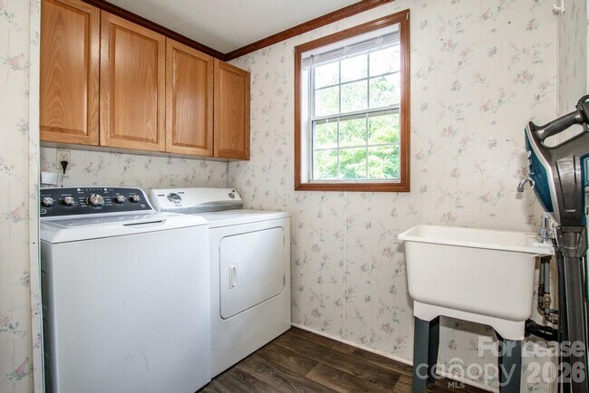 Building Photo - 447 Kemp Rd