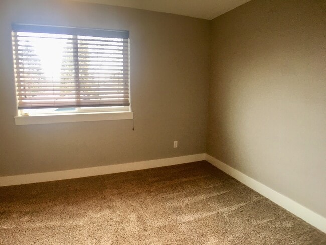Building Photo - Spacious 3br/3.5ba House with Garage & AC in South Tabor Neighborhood