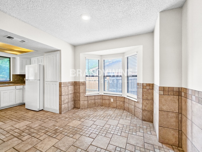 Building Photo - 6636 Valley View Dr