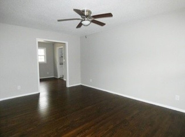 Building Photo - Updated 3 bed/2 Bath KCMO Home available i...