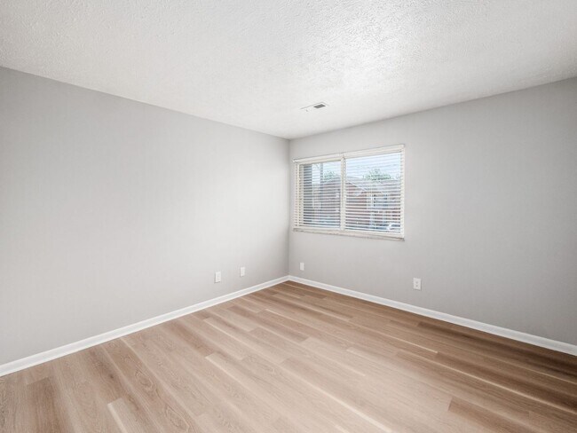 Building Photo - 105 W 8th Ave