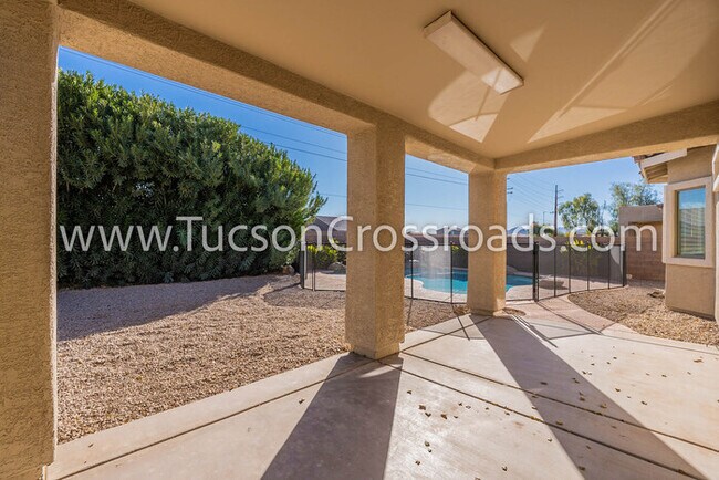 Building Photo - 4 Bedroom / 2 Bathroom Home