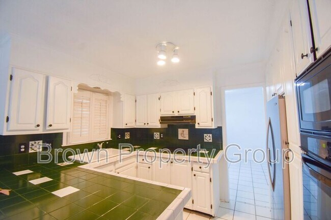 Building Photo - 805 Southview Cir