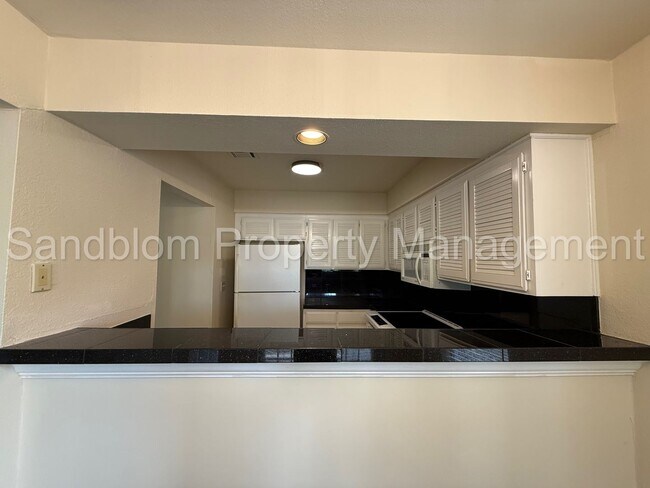 Building Photo - For Lease | South Tulsa - Townhouse | $140...