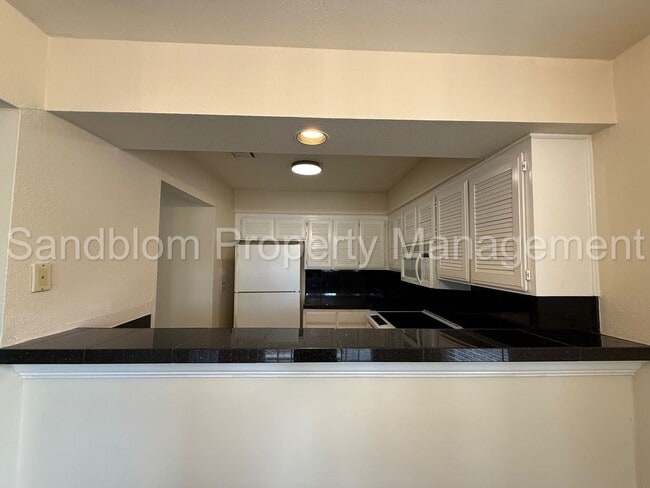 Building Photo - For Lease | South Tulsa - Townhouse | $150...