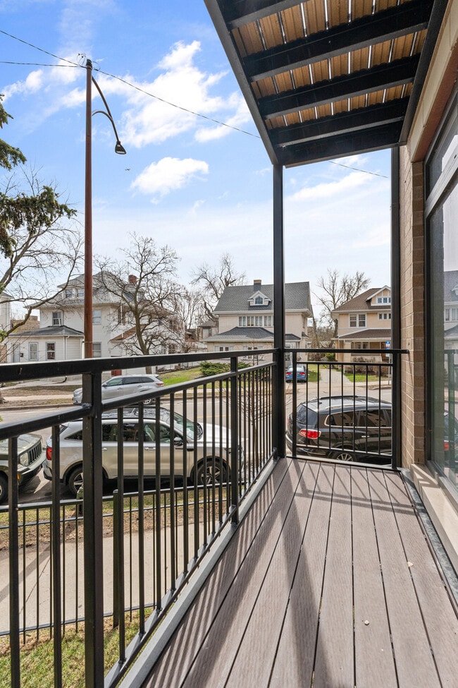 Building Photo - 7428 N Rogers Ave