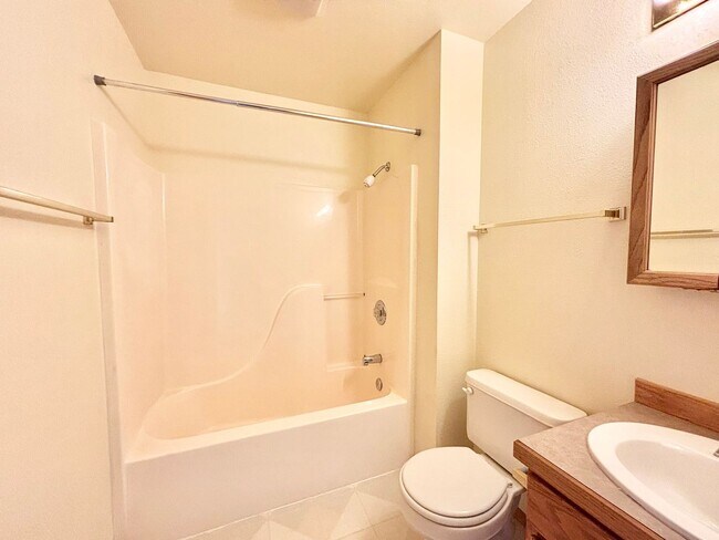 Building Photo - Great 4 bedroom home close to MSU & the ho...