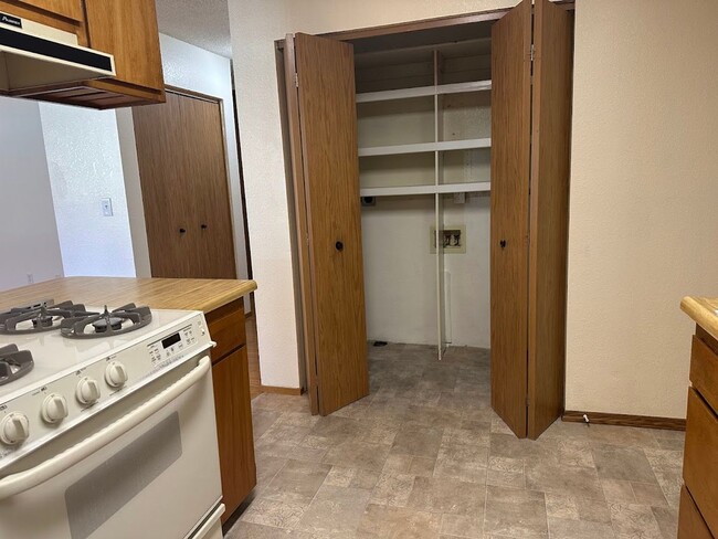 Building Photo - Move-in Special $200 off first months rent!