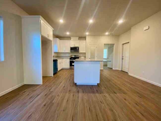 Building Photo - NEWER 4 Bedroom 2 Bath home for RENT!