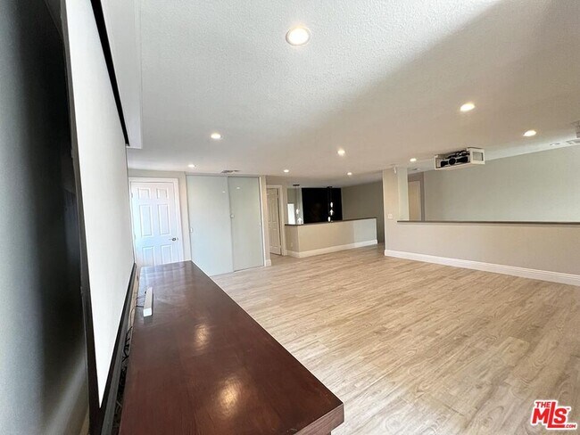 Building Photo - 10758 Cozycroft Ave