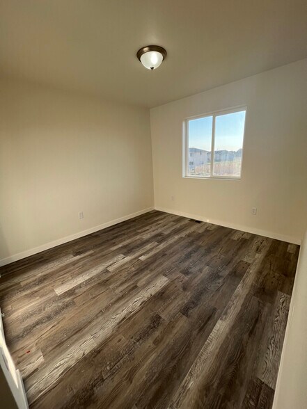 Building Photo - 467 E Laporte Pl