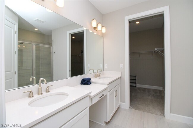 Building Photo - 15565 Vittorio St