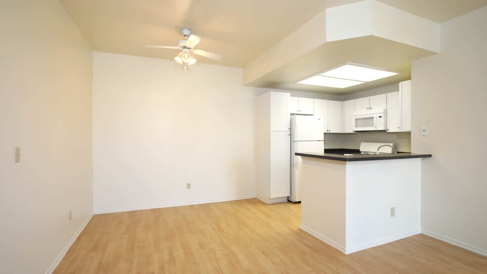 Dining Room with Hard Surface Flooring - Vista Del Lago