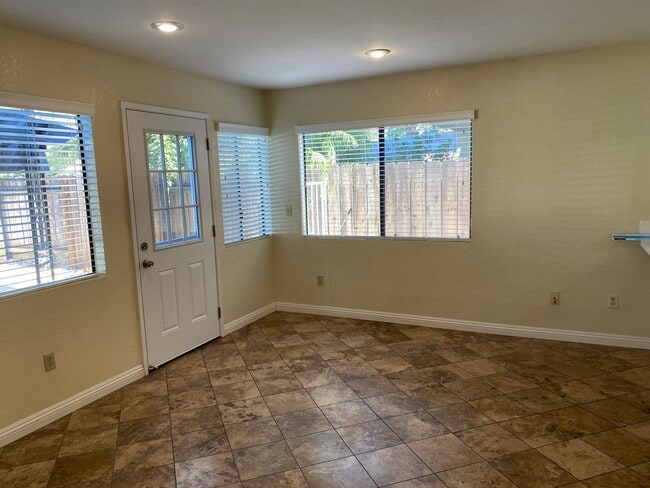 Building Photo - 3 Bed 2.5 House w/ 2 Car Garage in Prime Eastlake Location