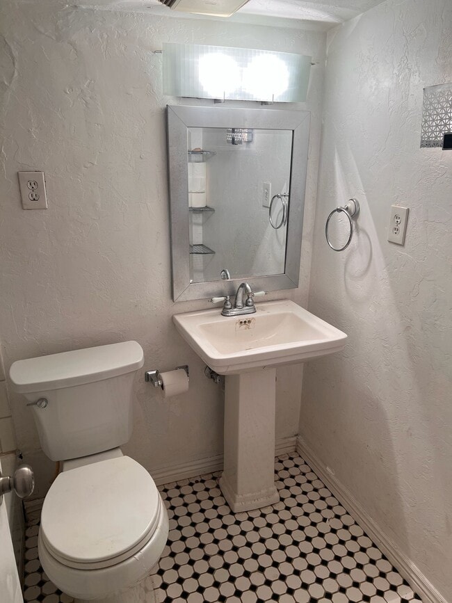 Building Photo - 2555 E Fort Lowell Rd