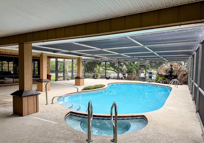 Building Photo - 465 SE Naranja Ave