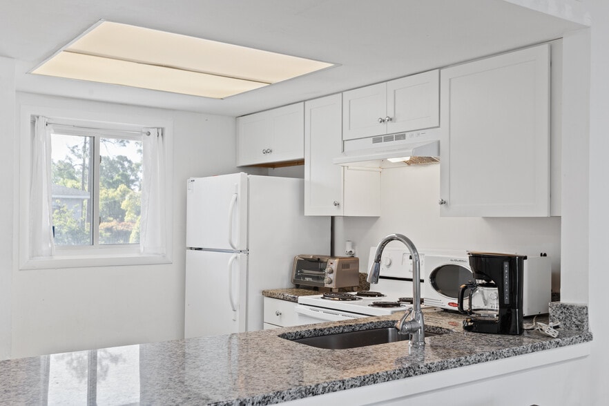 Kitchen - 4507 Holly Tree Rd