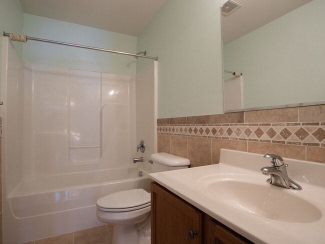 Building Photo - 4 bed townhouse available now!