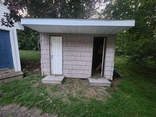 Building Photo - Spacious 2-story home