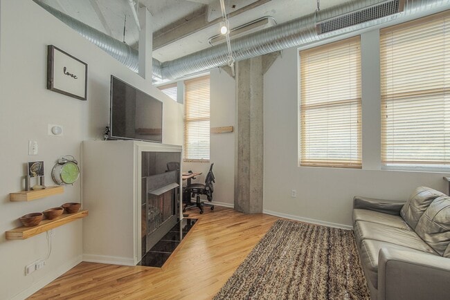 Building Photo - One Bedroom Unit in Wonderful Western Auto Lofts