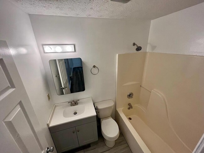 Building Photo - 1086 Duncan Ave