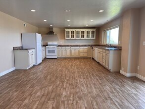 Building Photo - 2 Bedroom Walk out Basement Apartment
