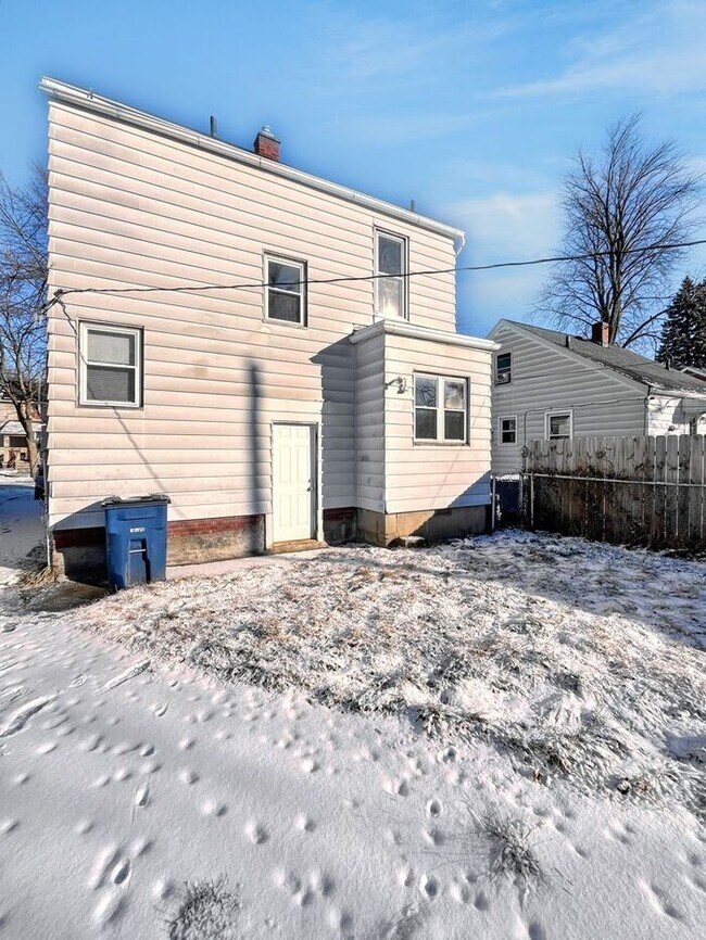Building Photo - Charming 3-Bedroom Home / Pet-Friendly / V...