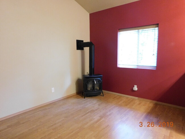 Building Photo - Gated 1 Bedroom Apartment