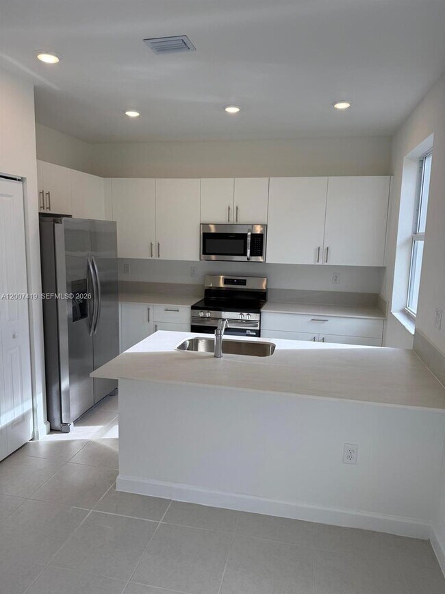 Building Photo - 2573 SE 25th Ter