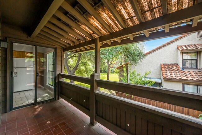 Building Photo - Spacious 2nd floor corner unit in Richardson