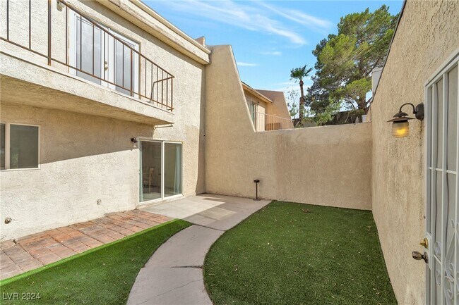 Building Photo - 3472 Townhouse Dr