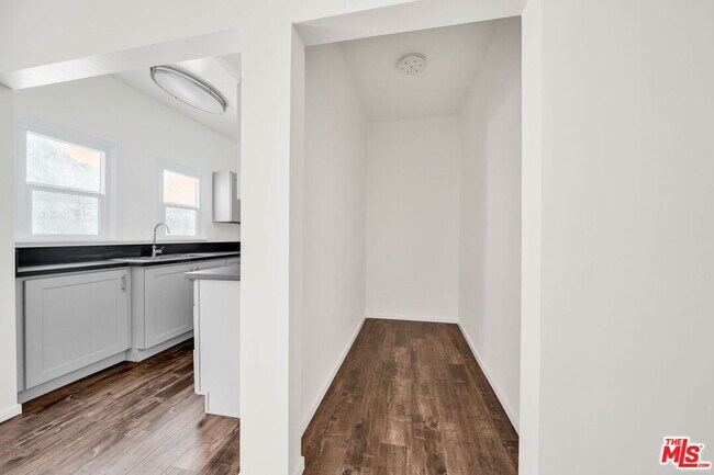 Building Photo - 3209 Descanso Dr