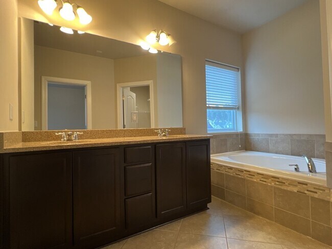 Building Photo - 579 Crossland Dr