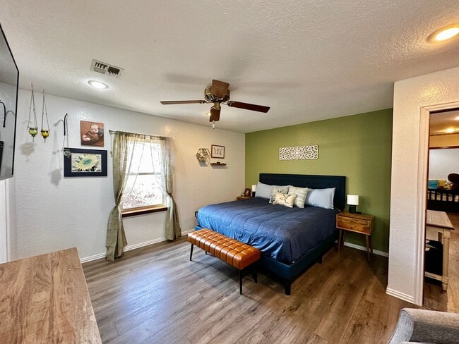 Building Photo - Rustic Charm