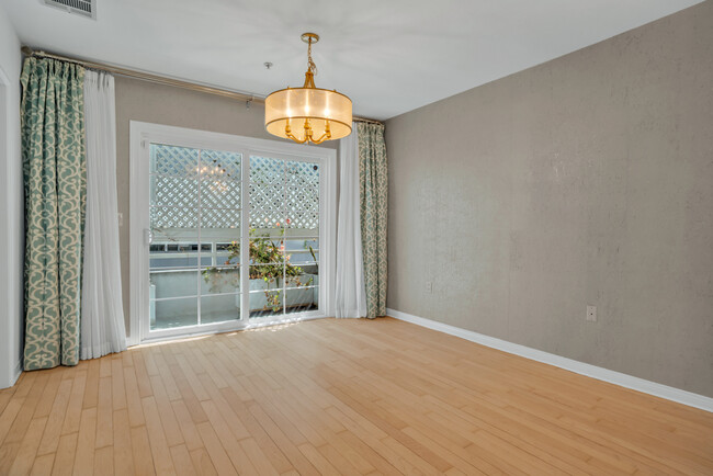 elegant dining area - 1976 Waltonia Dr