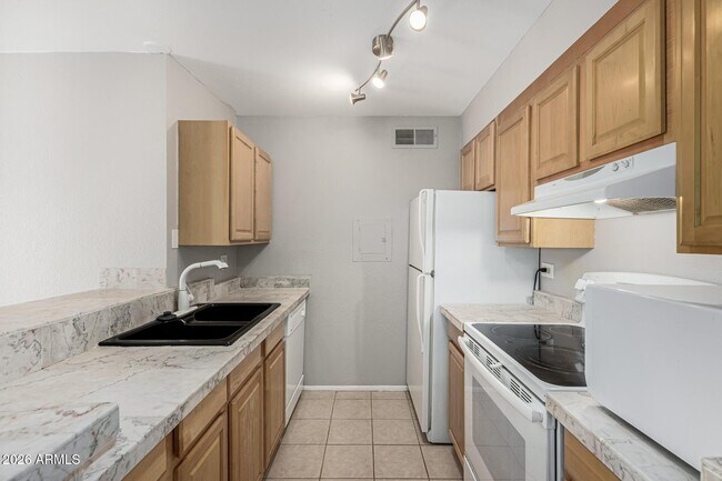 Building Photo - 8055 E Thomas Rd