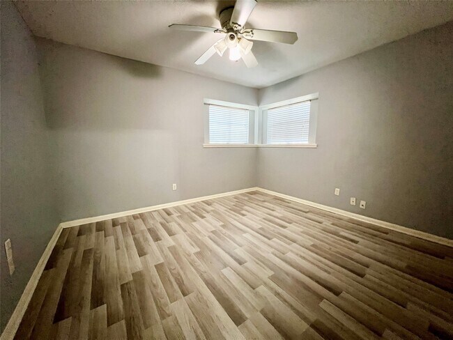 Building Photo - 422 Gamewood Dr