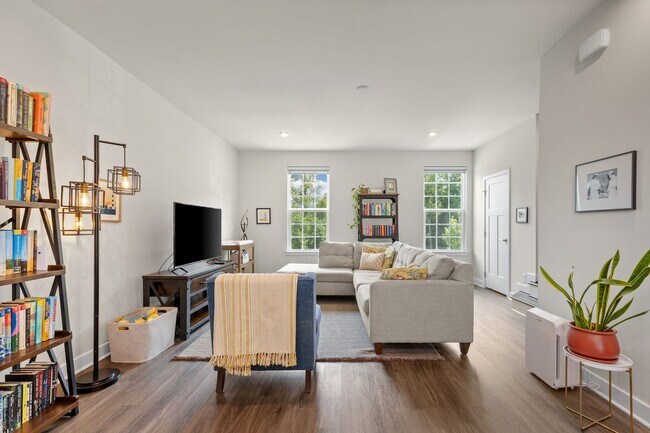 Building Photo - Luxurious three-story townhome with owner's suite and high-end finishes
