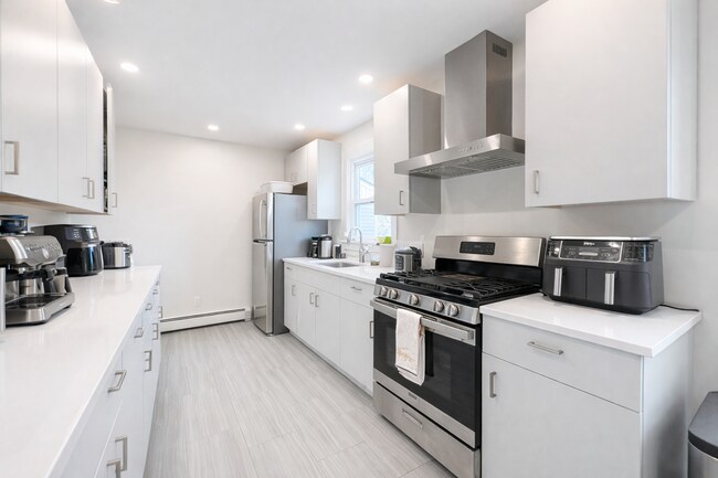 Building Photo - Lebanon - 3 Bed, 2 Bath house - $4200 plus utilities