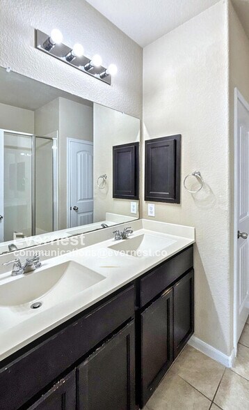 Building Photo - 2880 Donnell Dr